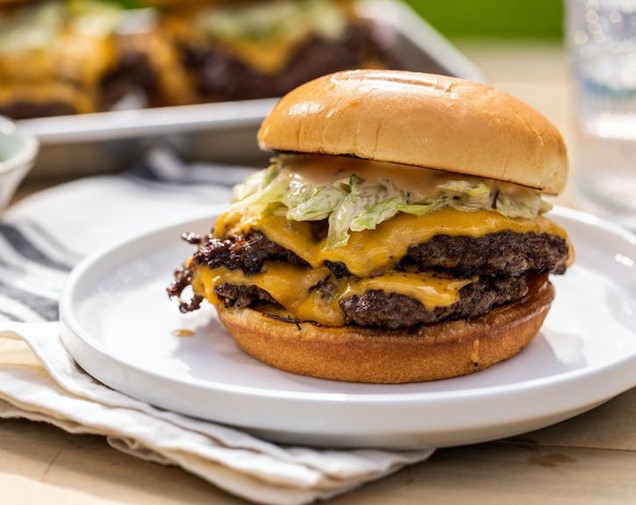 Double Smashed Burger mit Chilisauce